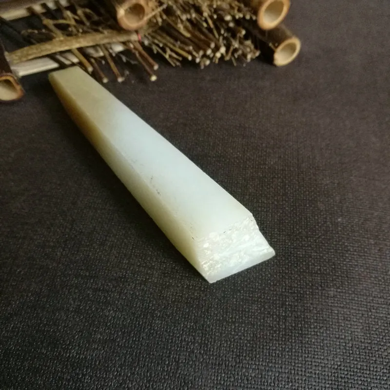 Natural Kunlun Jade Rough Nephrite Raw (106g, 10x2x2.5cm)