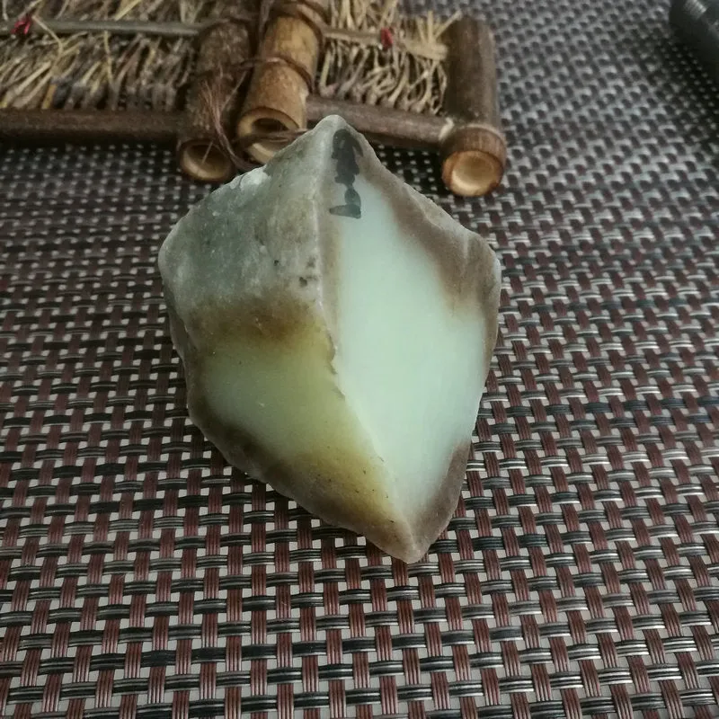 Natural Kunlun Jade Rough Nephrite Raw (201g, 7X5X4.5cm)