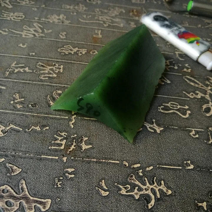 Natural Kunlun Jade Rough Nephrite Raw (97g, 7.9X3.5X1.6cm)