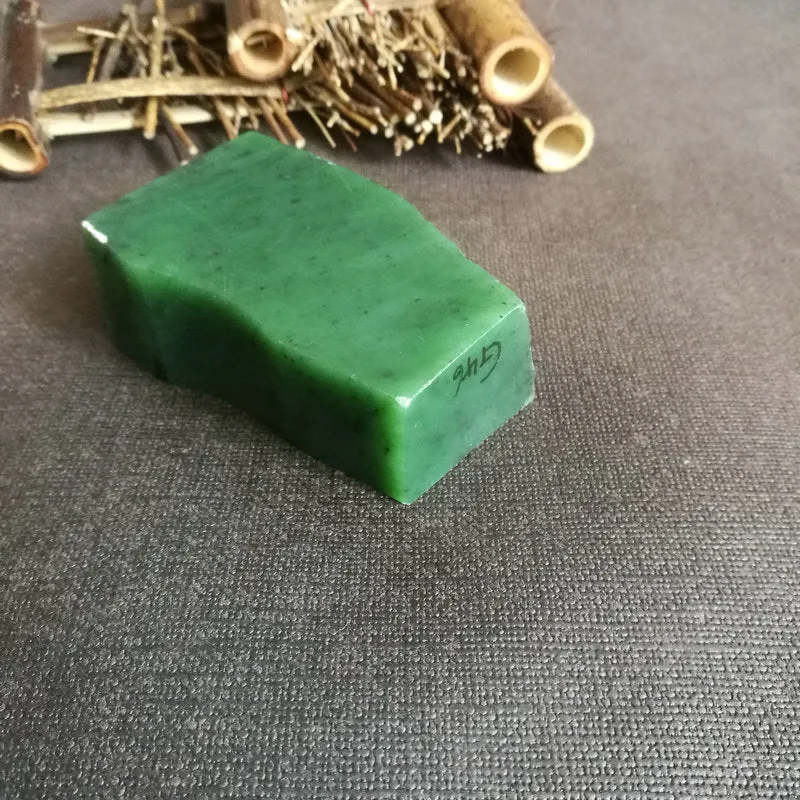 Natural Siberian Jade Rough Nephrite Raw (237g, 7x4x2.6cm)
